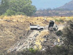 Todos los días, camiones de volteo descargan toneladas desechos en el Área Natural Protegida de El Nixticuil-San Esteban-El Diente.  /