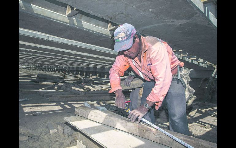 El Presidente Enrique Peña Nieto afirmó que en abril el IMSS registró un alza de 3% en la creación de empleos formales.  /