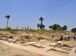 Dentro de los pasadizos del templo se hallaron un conjunto de vasijas y fragmentos de cerámica que llevan los nombres de Ptolomeo II. EFE /