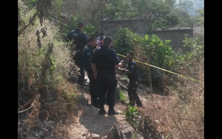 La víctima fue encontrada por vecinos, en un barranco ubicado en las inmediaciones de la calle Ávila Camacho y Dionisio Rodríguez.  /