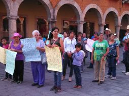 Los vecinos llegaron desde temprana hora a la Plaza de los Caudillos donde dialogaron con el director de Obras Públicas. ARCHIVO /