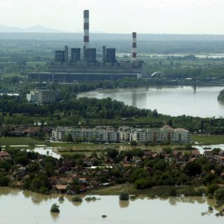 Inundaciones amenazan planta eléctrica en Serbia