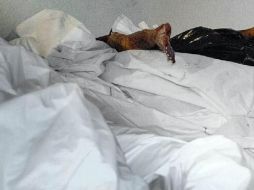 En las imágenes se muestran los cadáveres envueltos en sudarios y apilados sin orden. ESPECIAL /