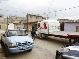 Un oficial permanece a las afueras de la finca donde se vendía combustible de manera ilegal.  /