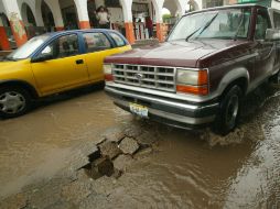 Afirman que los baches que presenta la vialidad se originaron por las lluvias. ARCHIVO /