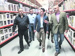 Talento jalisciense. El gobernador de Jalisco (centro), en Chicago. ESPECIAL /