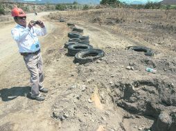 En Tala, el ducto ordeñado quedó al descubierto a un lado de un camino.  /