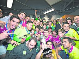 El festejo en el vestidor contó con Arturo Elías Ayub (a la izquierda detrás de Nacho González), directivo con 4 ligas en su palmarés. MEXSPORT /