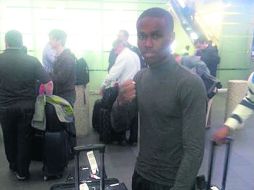 Aterriza. El guyanés llegó ayer a la Ciudad de México en compañía de su entrenador. ESPECIAL /