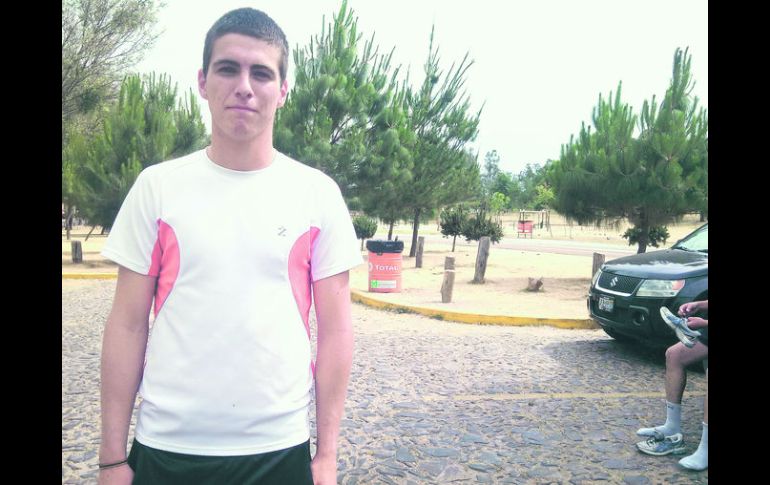 Emilio García acostumbra correr para fortalecer su cuerpo para el voleibol.  /