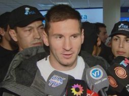 Messi viaja a Rosario, donde pasará unos días con su familia, antes de empezar los entrenamientos con la selección argentina. ESPECIAL /
