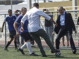 Autoridades de FIFA y el brasileño Ronaldo jugaron una 'cascarita' tras la presentación. EFE /