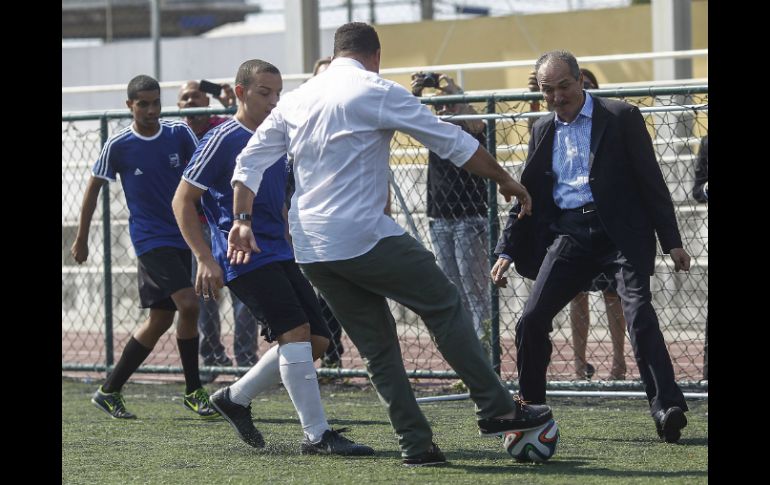 Autoridades de FIFA y el brasileño Ronaldo jugaron una 'cascarita' tras la presentación. EFE /