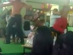 Se observa a algunas madres que suben al escenario para formar parte del ''show''. ESPECIAL /