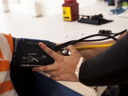 Las personas que presenten algún síntoma de hipertensión deben acercarse con un especialista para iniciar su tratamiento. ARCHIVO /