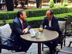 Jesús Zambrano dialoga con Gustavo Madero, luego de que el panista se refrendara al frente del PAN. Foto: @PRDmexico. ESPECIAL /