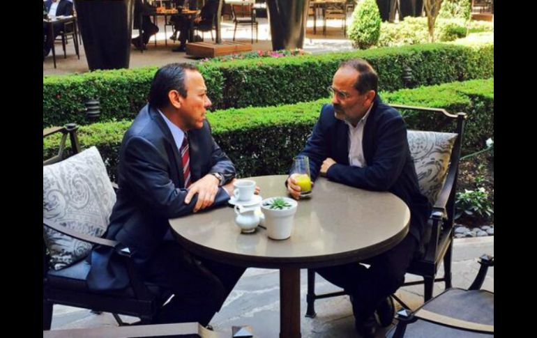 Jesús Zambrano dialoga con Gustavo Madero, luego de que el panista se refrendara al frente del PAN. Foto: @PRDmexico. ESPECIAL /