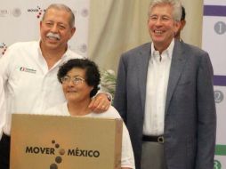 Egidio Torre (i) y Gerardo Ruiz (d) comienzan con la entrega de televisiones digitales en Nuevo Laredo. TOMADA DE @HomerodelaGarza  /