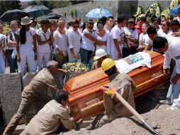 Los familiares acompañaron los restos hasta la última morada. SUN /