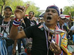La ley marcial entró en vigor cuando la mayoría de la nación todavía dormía y ahora manifestantes protestan contra la ley. EFE /
