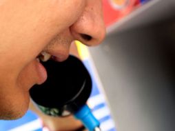 Los delincuentes contactan a sus víctimas para pedirles dinero a cambio de no asesinar o hacer daño a un familiar. ARCHIVO /