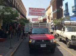 Al igual que los comerciantes de Pedro Loza, los de la calle Zaragoza colocaron mantas para manifestar su descontento.  /
