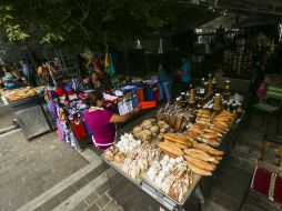 Algunos comerciantes ya fueron reubicados en la plazoleta frente a la Preparatoria Jalisco. ARCHIVO /