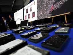 Computadoras, tablets y dispositivos electrónicos fueron incautados en el marco de la operación 'Caireen'. AP /