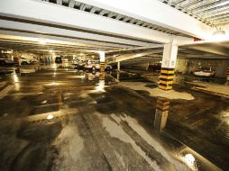 El sótano del inmueble presenta encharcamientos. ARCHIVO /