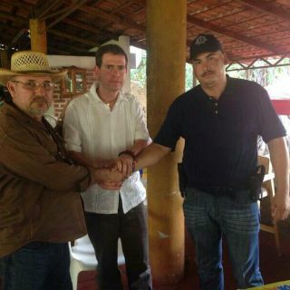 Se reconcilian Hipólito Mora y 'El Americano'