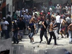 Pobladores de San Bartolo Ameyalco se enfrentan a elementos granaderos de la SSPDF. SUN /