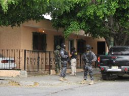 Elementos policíacos durante el cateo de inmuebles en la colonia Lomas de Zapopan.  /