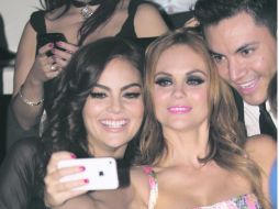 ¡Selfie!. Ximena Navarrete y Laura Carmine.  /