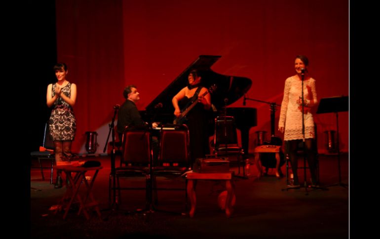 La interacción de ambas vocalistas durante las canciones fue desde el baile hasta un poco de histrionismo . ESPECIAL /