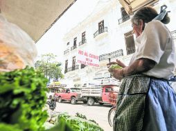 Comerciantes de la calle Zaragoza colocaron mantas para manifestar su inconformidad con la reubicación de los locatarios del Corona.  /