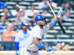 Peculiar. Yasiel Puig se ha caracterizado por su manera en que lanza el bat después de conectar un jonrón. AFP /