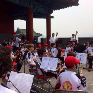 Orquesta mexicana de la Escuela Northridge actúa en la Muralla China