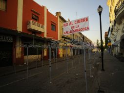 Así amaneció la calle Zaragoza. Toldos aparecen en la vía, ante las quejas de los comerciantes de la zona.  /