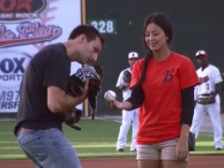 La pequeña felina recibió un poco de ayuda para poder realizar el acto. ESPECIAL /