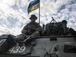 Un soldado ucraniano montado en un tanque que recorre el pueblo de Volnovakha, cerca de Donetsk. EFE /