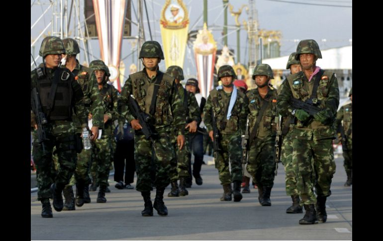 Soldados tailandeses avanzan a dispersar un acto de progubernamentales a las afueras de Bangkok. ARCHIVO /