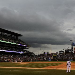 Por lluvia, suspenden juego entre Gigantes y Rockies