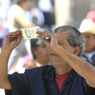 Sólo la mitad de las personas verifica autenticidad de billetes