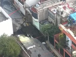 El socavón es producto de la ruptura de un tubo del Sistema de Aguas de la Ciudad de México. Foto: @marianoosorio1. ESPECIAL /