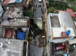 Vista aérea del socavón en Iztapalapa, que mide 25 metros de largo, 8 de ancho y 13 de profundidad. Foto: @Valencia_Guzman. ESPECIAL /