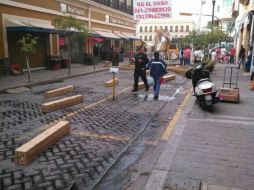 Los oficiales de Policía continúan vigilando la calle Zaragoza. Hasta las 11:00 horas de esta mañana no hay puestos instalados.  /