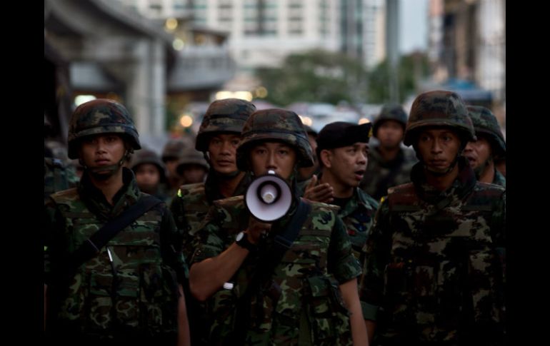 Elementos del ejército tailandés piden a manifestantes mantener el orden durante una movilización ciudadana. AFP /