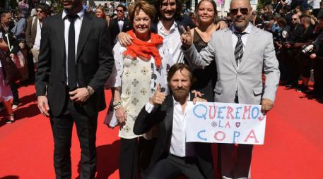 Alonso (centro), estuvo presente en la premier de la cinta acompañado de parte del elenco. AFP /