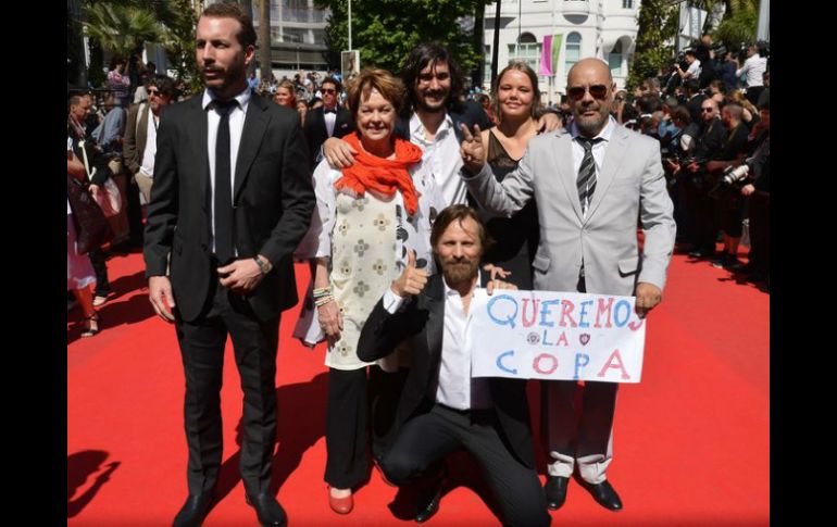 Alonso (centro), estuvo presente en la premier de la cinta acompañado de parte del elenco. AFP /
