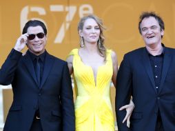 Los actores John Travolta y Uma Thurman, junto al director  Quentin Tarantino, llegan al pase de la película 'Sils Maria'. EFE /